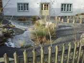moderne, vielgerühmte Gartenanlage beim alten Schulhaus - heute Kindergarten